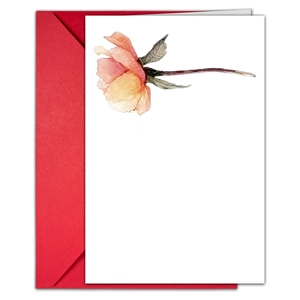 Detailopname van een bloemen wenskaart met aquarelontwerp en een rode envelop