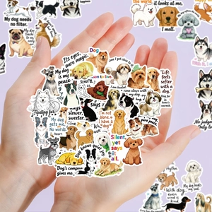 Dettaglio di adesivi impermeabili con cani e frasi motivazionali tenuti in mano