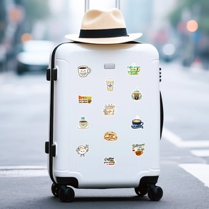Autocollants de café imperméables sur une valise blanche décorée d'un chapeau de paille