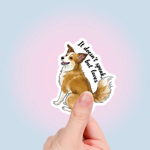 Mano che tiene un adesivo impermeabile con Border Collie e uno slogan affettuoso sui cani