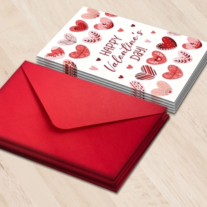 Set de tarjetas de San Valentín con sobres rojos sobre fondo de madera rústica