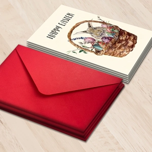 Set de tarjetas de Pascua acuarela con conejos y sobres rojos sobre madera clara