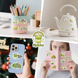 Λεπτομέρειες από αυτοκόλλητα matcha σε θήκη τηλεφώνου, σημειωματάριο και διακόσμηση