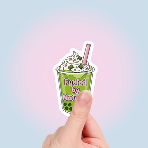 Λεπτομέρεια αυτοκόλλητου Matcha Bubble Tea με κείμενο Fueled by Matcha για ημερολόγια