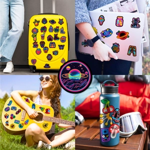 Bunte Neon-Vinyl-Aufkleber auf Laptop, Koffer, Gitarre und Wasserflasche in Detailansicht