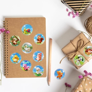 Detail van 3D cartoon dierenstickers op een kraft notitieboek en geschenkdoos