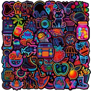 Makroaufnahme lebendiger Neon-Graffiti-Sticker mit Cyberpunk-Designs auf schwarzem Grund