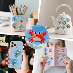 Detail van 3D-dierenbubbelstickers op telefoonhoesje en kantoorartikelen