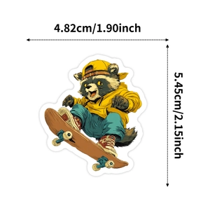 Détail de l'autocollant raton laveur skate avec dimensions précises 4,82 x 5,45 cm