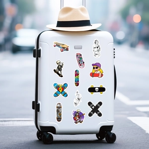 Gros plan d'autocollants graffiti de crânes cool sur une valise blanche rigide