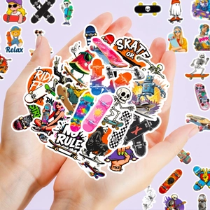 Gros plan d'autocollants de skateboard style urbain avec crânes et graffitis colorés