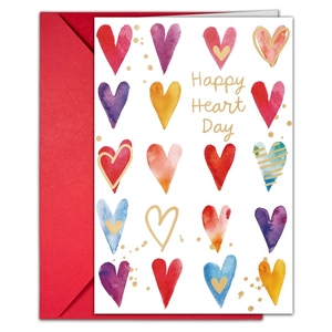 Detalle de tarjeta Happy Heart Day con corazones de acuarela y sobre rojo