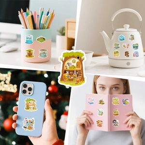 Detailansicht von 3D-Miniaturaufklebern auf Handyhülle und Notizbuch für DIY Scrapbooking