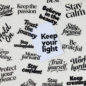 Set aus 56 transparenten PET-Aufklebern mit inspirierenden Zitaten und schwarzer Typografie