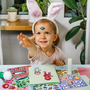 Gros plan d'un enfant jouant avec des autocollants spatiaux colorés avec fusées et robots