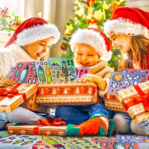 Enfants ouvrant des cadeaux de Noël remplis d'autocollants de puzzle sur l'espace