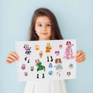 Dettaglio di adesivi colorati di ragazze anime con temi di moda musicale per scrapbooking