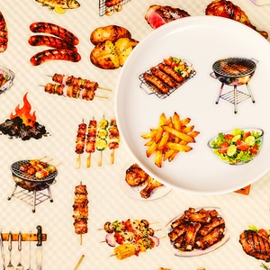 Détail d'autocollants aquarelle BBQ avec de la viande grillée et des légumes frais