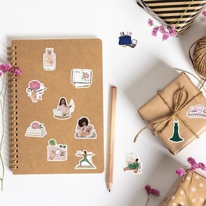 Vista plana de pegatinas lifestyle en tonos suaves para diarios con temas de moda y yoga