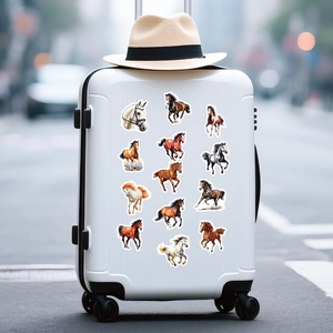 Autocollants de chevaux artistiques style peinture à l'huile sur une valise blanche
