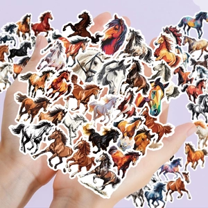 Autocollants de chevaux artistiques en forme de cœur sur un fond de couleur violet clair