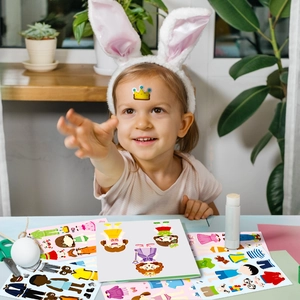 Vue macro d'autocollants de bricolage pour enfants avec tenues de dessins animés et outils