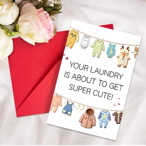 Détail de la carte de vœux bébé avec enveloppe rouge sur fond de soie blanche