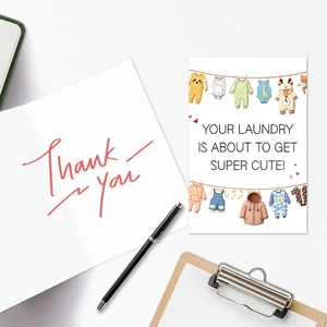 Détail de cartes de vœux pour bébé dessinées à la main avec enveloppe rouge et illustrations