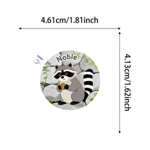 Gros plan de l'autocollant raton laveur mignon avec dimensions 1,81x1,62 pouces et languette
