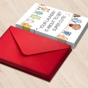 Mignonne carte d'annonce bébé avec illustration de linge et enveloppe rouge vive