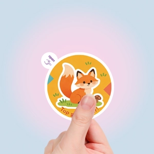 Gros plan d'un autocollant renard rond avec languette d'ouverture facile et dessin anime