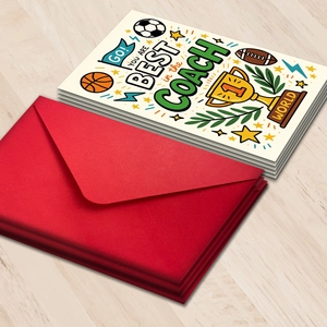 Set di biglietti di auguri per allenatore sportivo e buste rosse con temi sportivi.