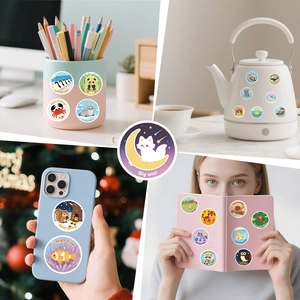 Gros plan d'autocollants animaux mignons sur une gourde, une coque et un carnet