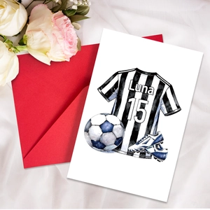 Dettaglio del biglietto d'auguri calcio con maglia ad acquerello e busta rossa
