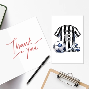 Dettaglio di un biglietto di ringraziamento calcio personalizzato con maglia e cancelleria