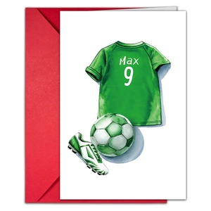 Dettaglio biglietto d'auguri calcio con maglia illustrata e busta rossa coordinata