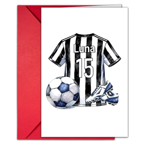 Biglietto d'auguri calcio con maglia e pallone su una busta rossa