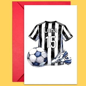 Dettaglio biglietto auguri calcio con maglia acquerello e busta rossa vivace