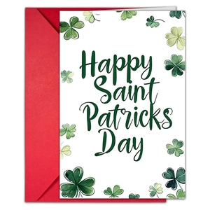 Nahaufnahme der St. Patrick's Day Karte mit Kleeblatt-Design und rotem Umschlag
