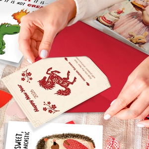 Détail de la carte de vœux 2026 Année du Cheval avec son enveloppe rouge