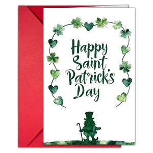St. Patrick's Day Grußkarte mit grünem Kleeblatt-Design und rotem Umschlag in Flatlay