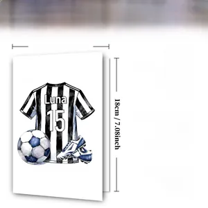 Dettaglio del biglietto pieghevole a tema calcio con maglia e carta da 300GSM