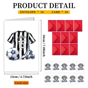 Dettaglio set di biglietti a tema calcio con buste, maglia Luna 15 e motivi sportivi