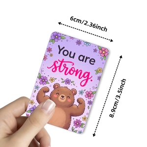 Dettaglio di un biglietto motivazionale 6x8,9cm con orso carino e scritta You Are Strong