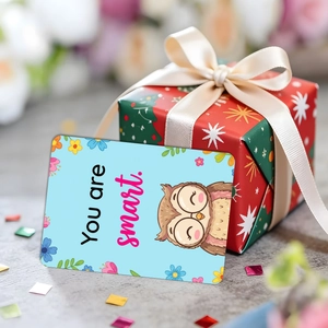 Dettaglio della carta You Are Smart con gufo e scatola regalo di Natale rossa