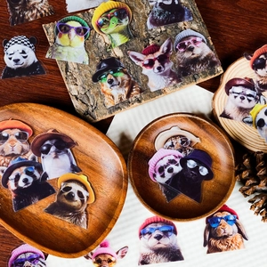 Gros plan d'autocollants d'animaux avec lunettes et chapeaux sur fond de bois