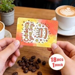Gros plan d'une carte d'anniversaire avec motif gâteau dans un décor de café chaleureux