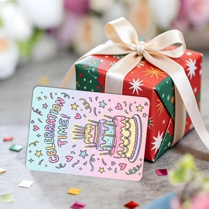 Détail de carte d'anniversaire avec gâteau et boîte cadeau sur fond de fête coloré