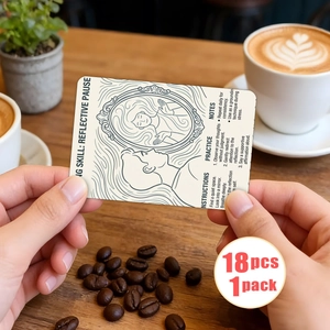 Dettaglio macro della carta terapeutica REFLECTIVE PAUSE su tavolo in legno e caffè