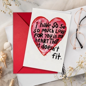 Set di biglietti d'auguri creativi per San Valentino con cuore rosso e busta su tavolo